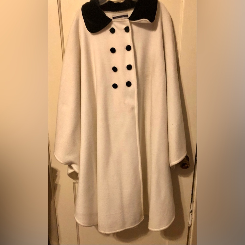 Vintage Amanda Smith White Black Trim Fleece Cape Poncho Coat.